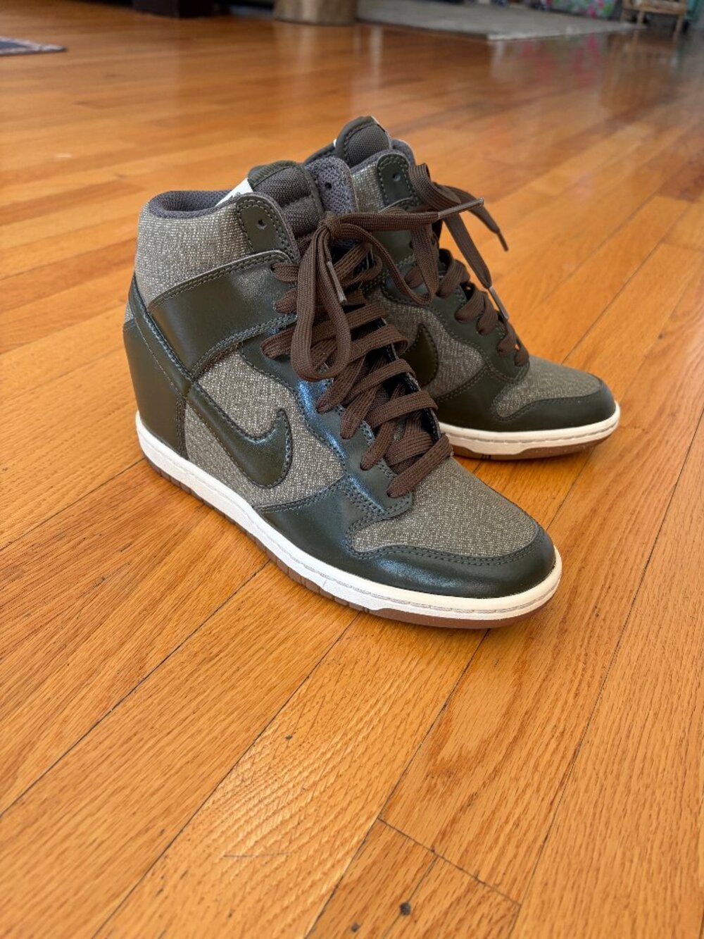 Nike Wedge sneakers in Olive green